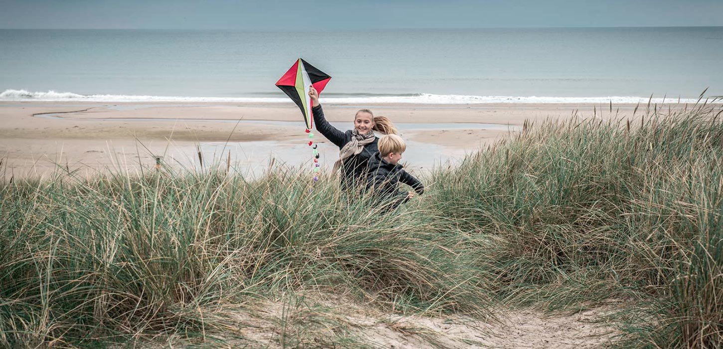 Børn flyver med drage