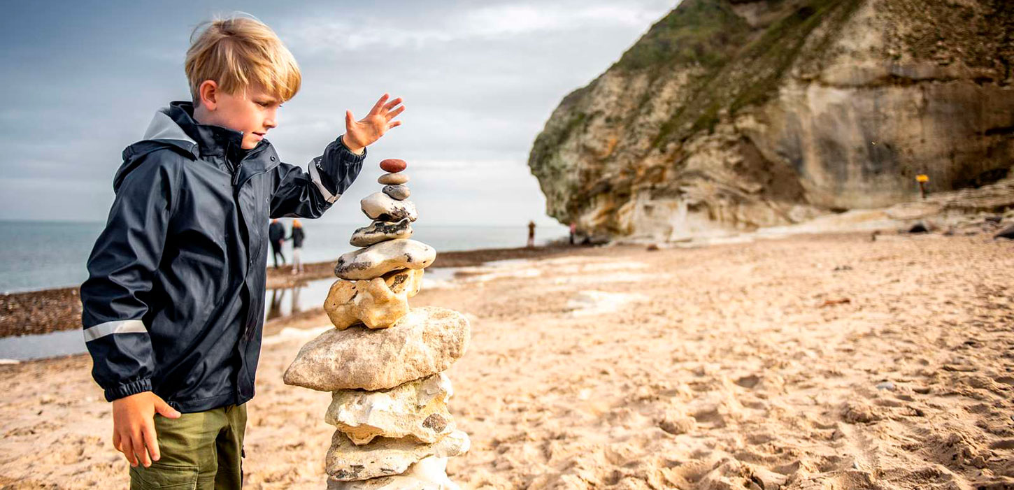 Bulbjerg dreng bygger tårn af sten