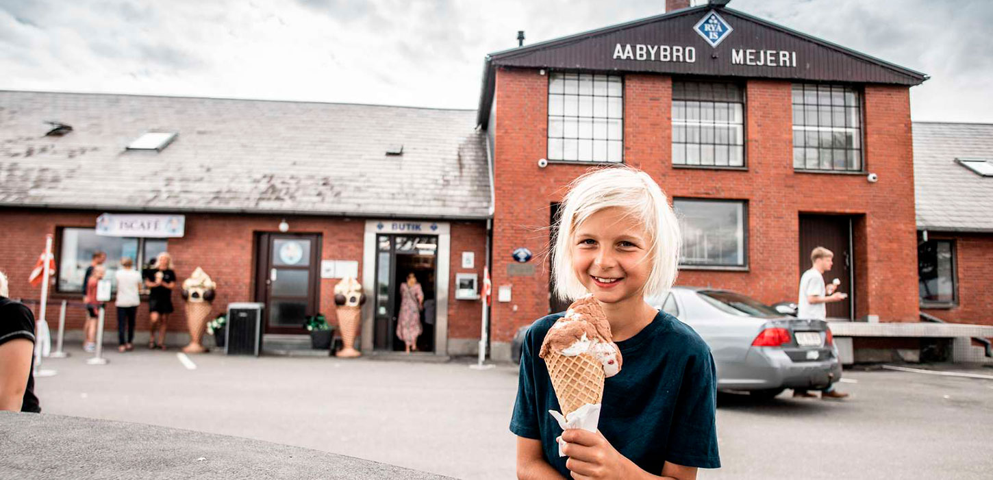 Ryå Mejeri dreng spiser is