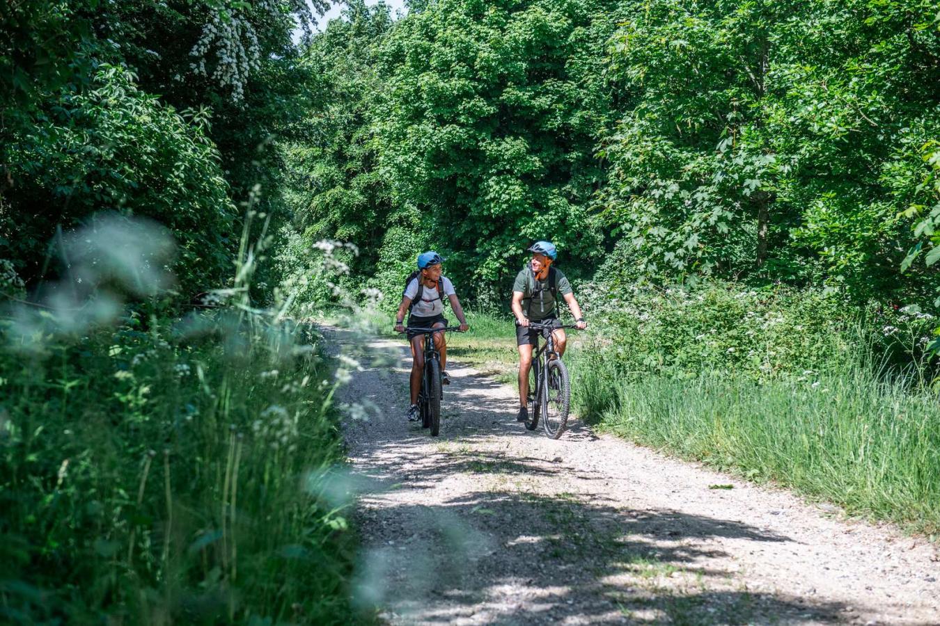 Par på cykeltur på kystsporet
