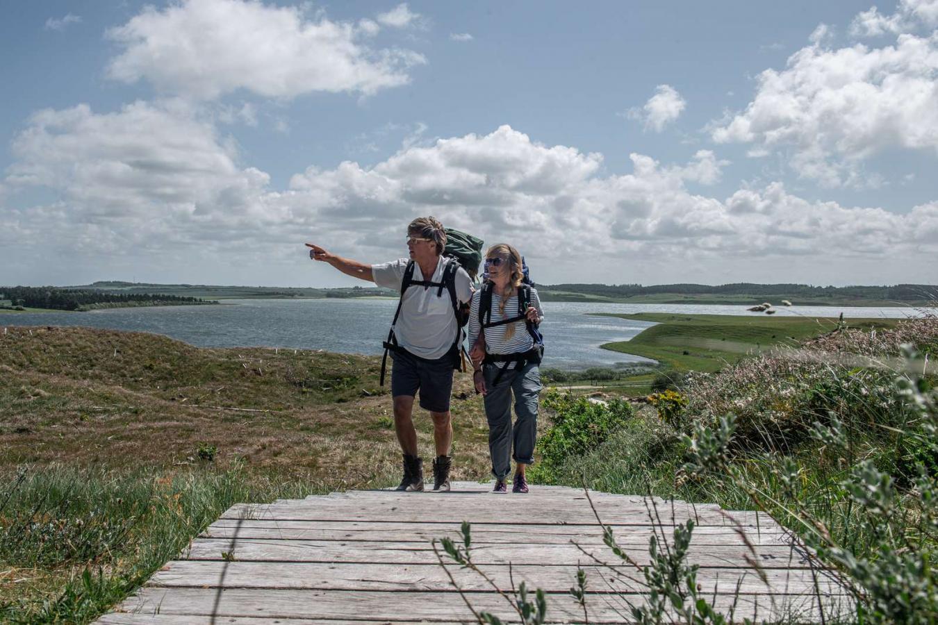 Par går ved Isbjerg_Nationalpark thy