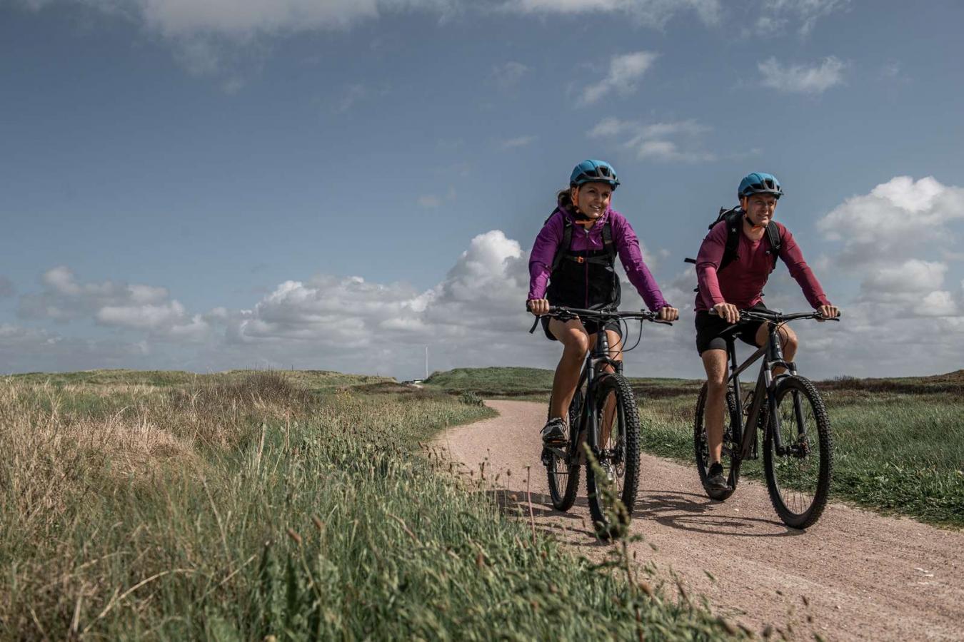 Par på cykeltur på kystsporet