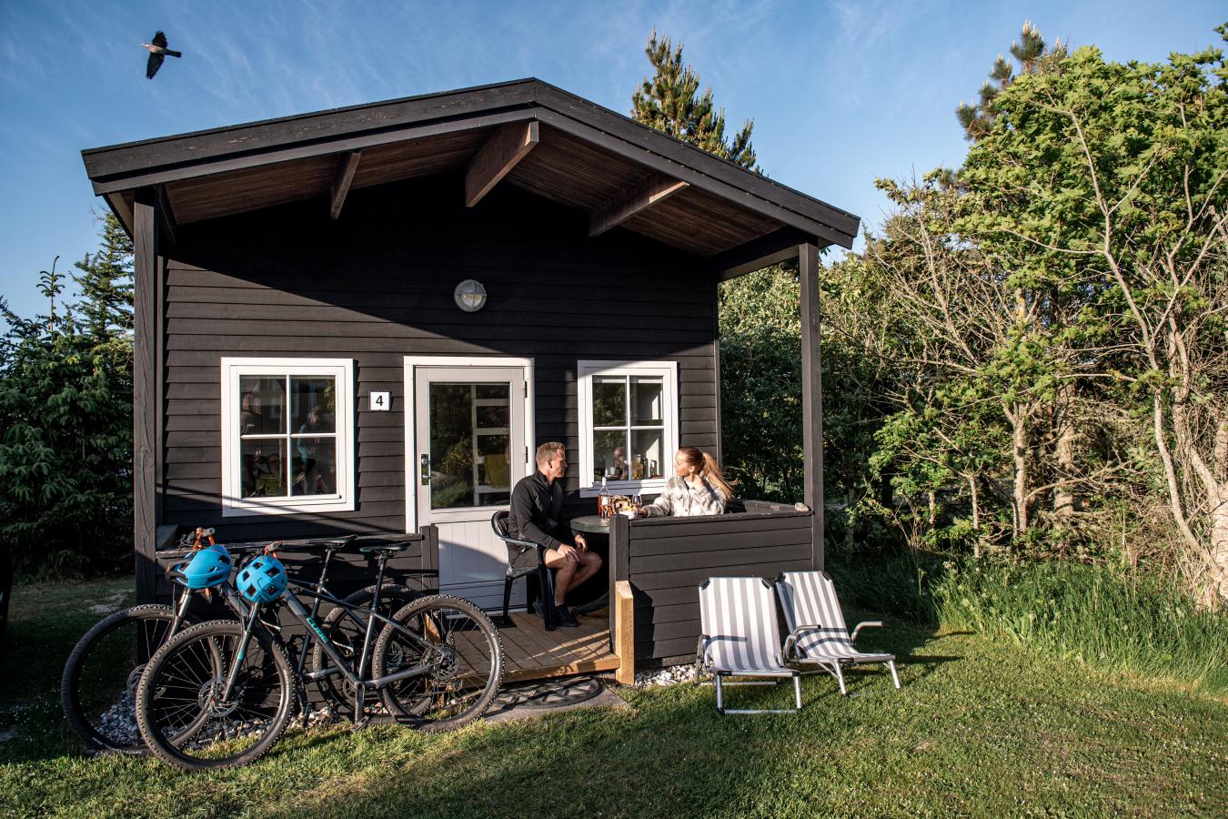 Par ved hytte på Svinkløv Camping