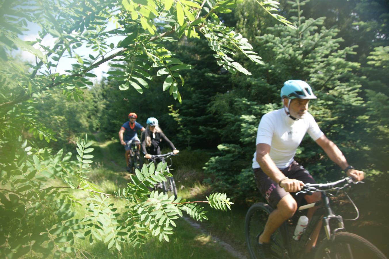 tre ryttere på mountainbike