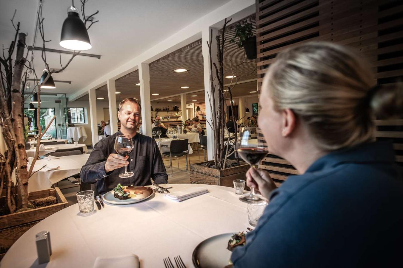 Par skåler på restaurant
