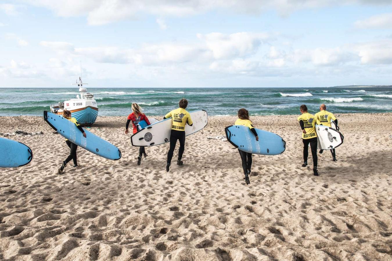 Surfere på vej i vandet