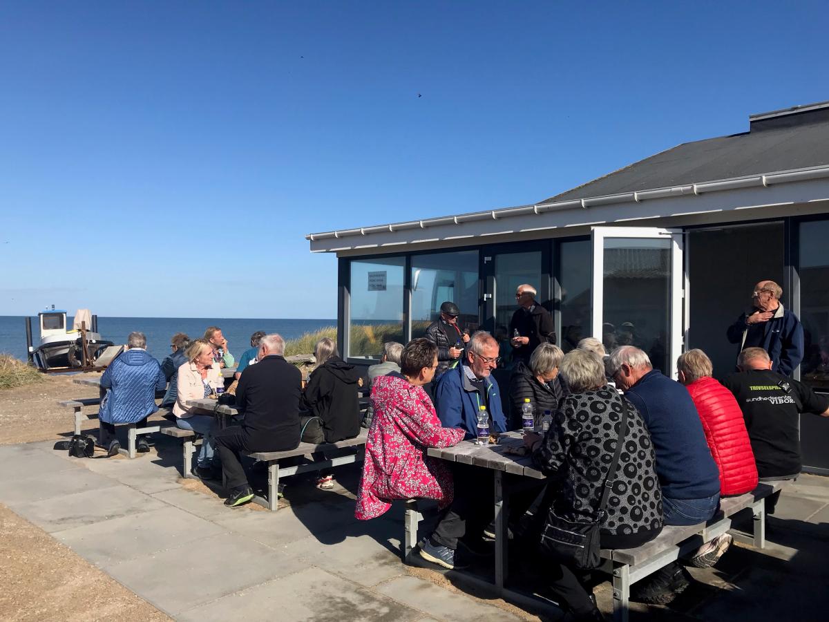 Spisende gæster ved Madpakkehuset i Lild Strand