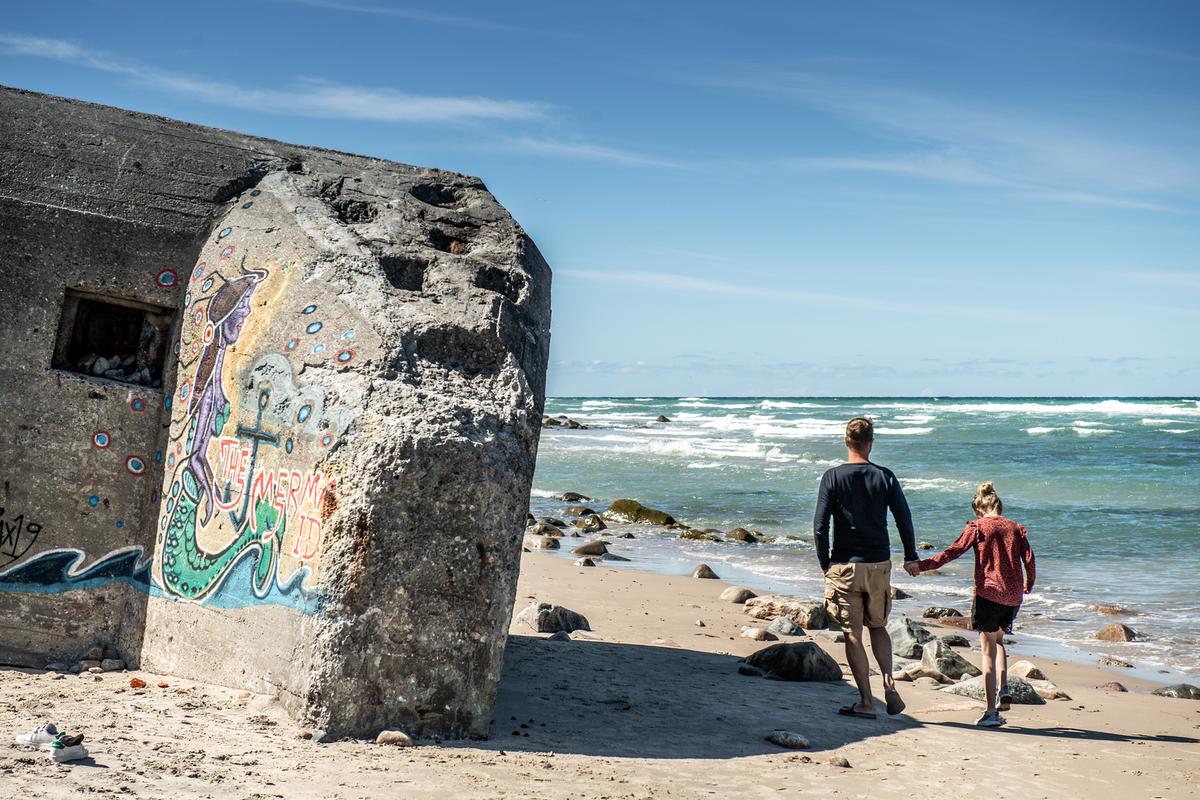 Far og datter ved bunker i Hirtshals