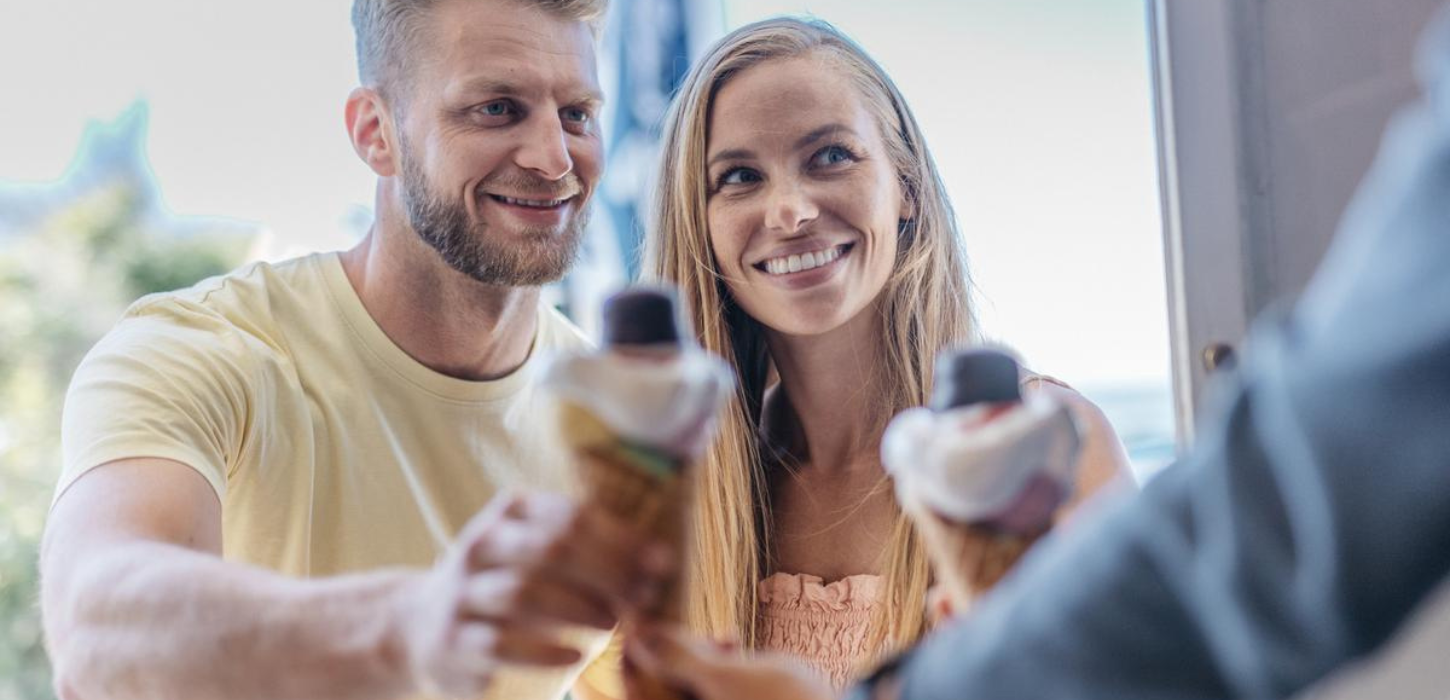 Par som spiser is i Tversted