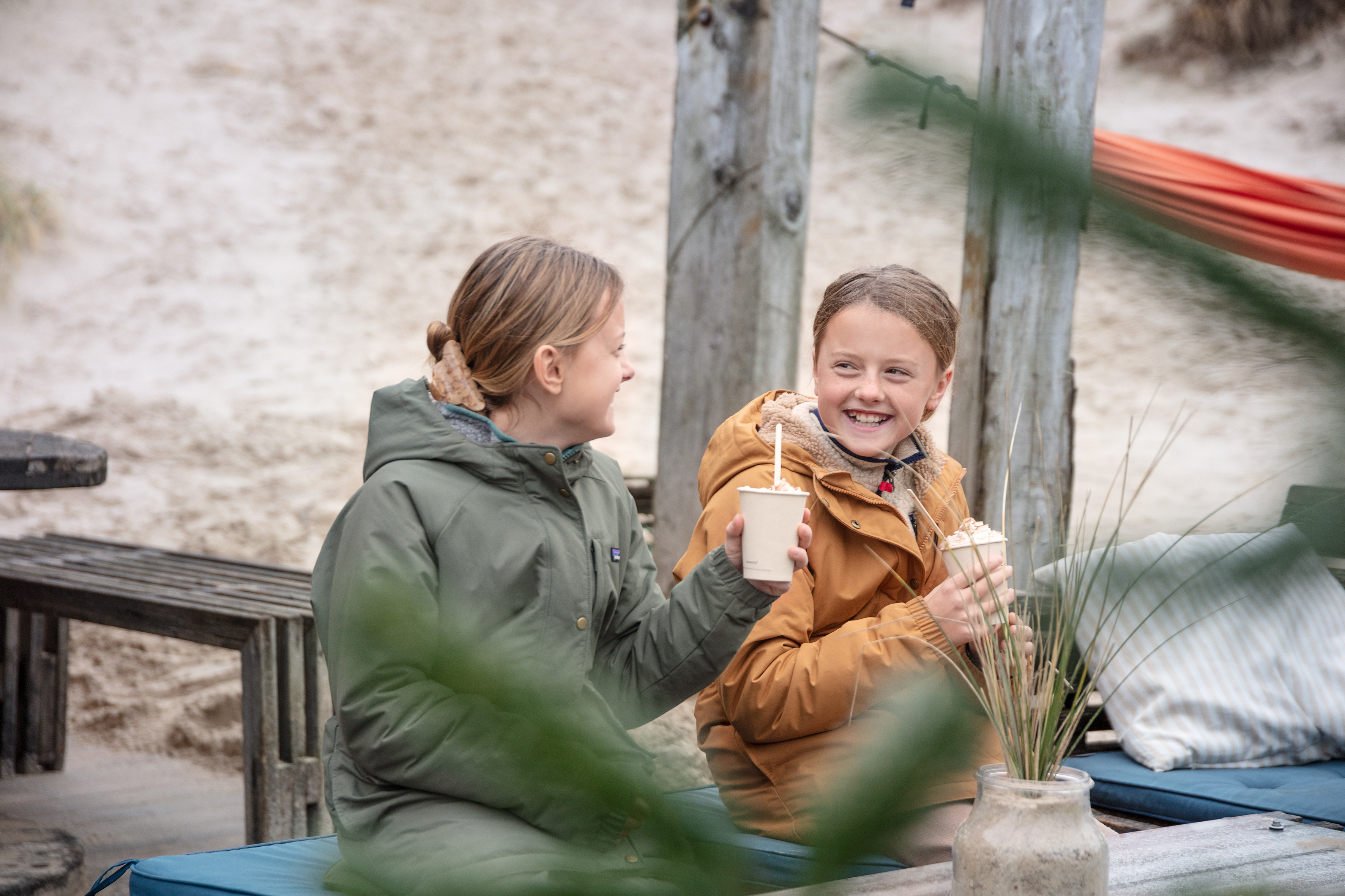 Børn med varm kakao i Løkken
