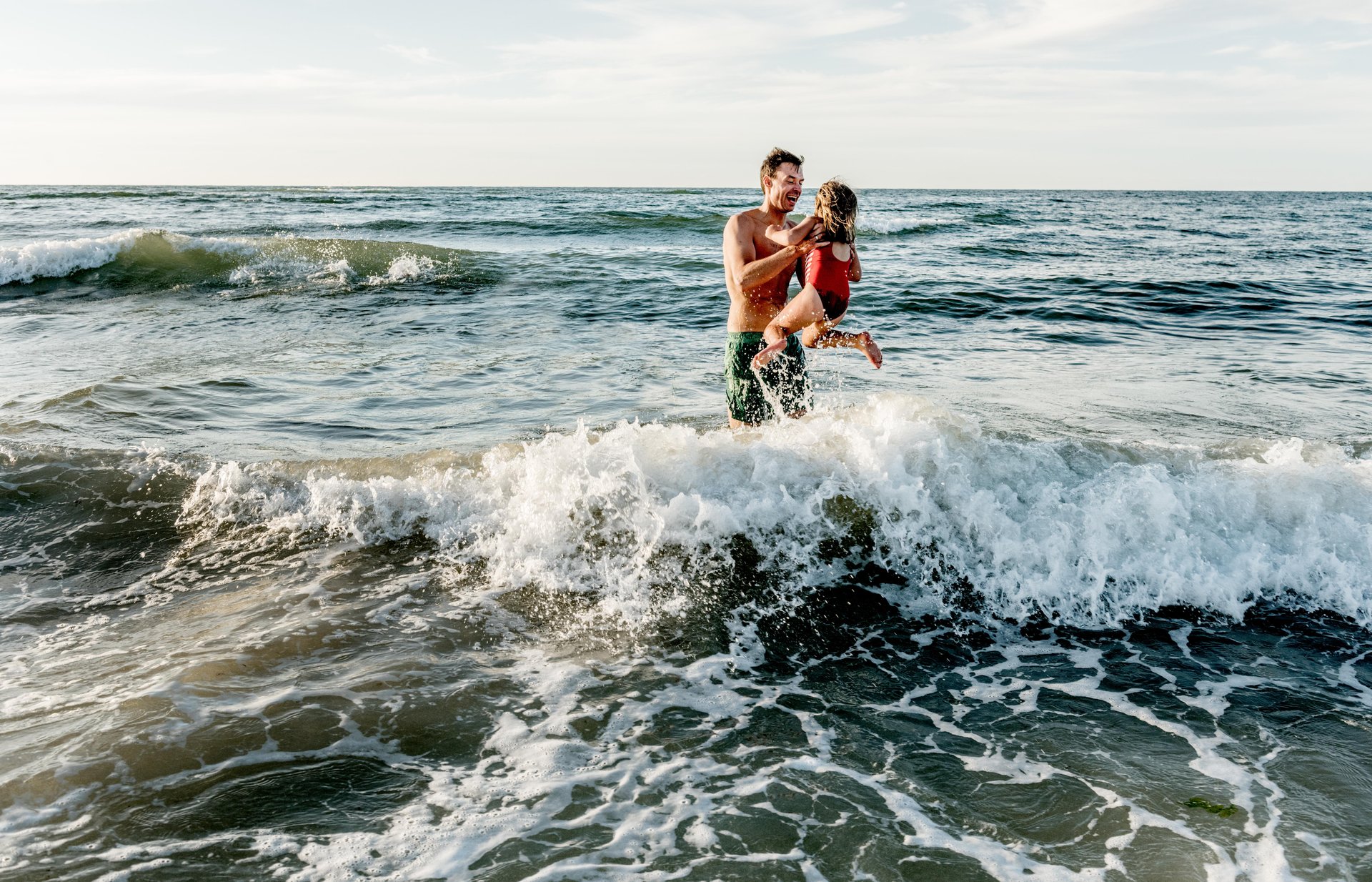 Far og datter bader i Vesterhavet_klitmøller