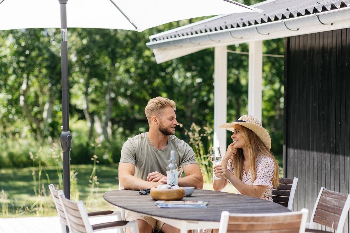 Par i et feriehus ved Nordvestkysten